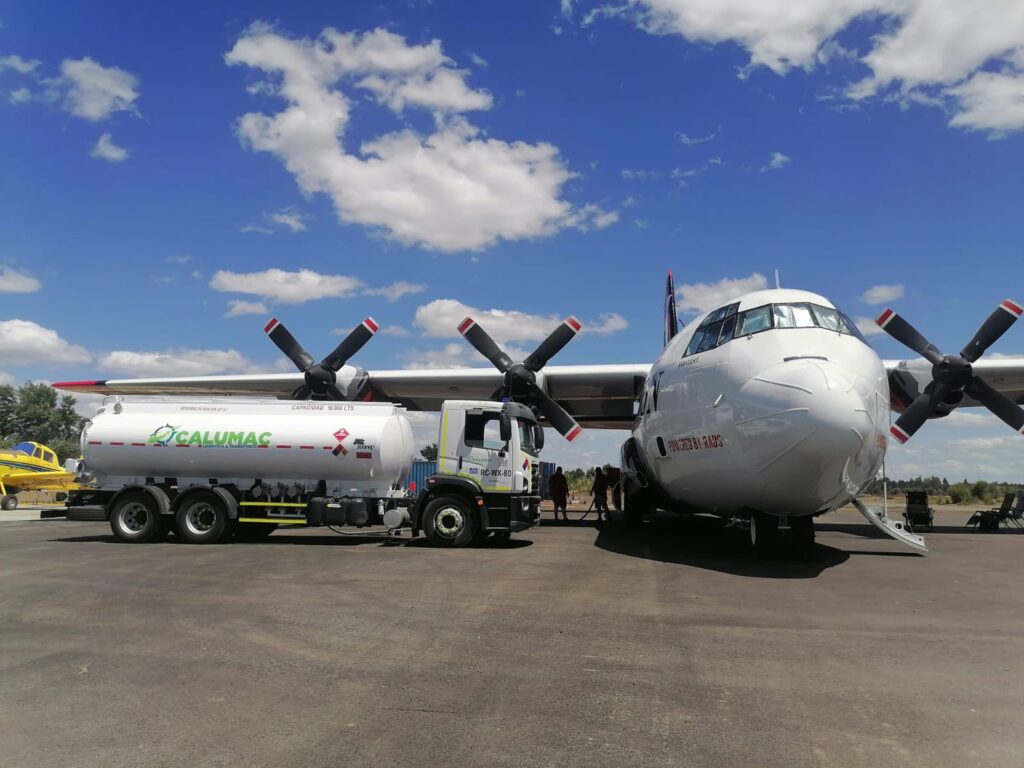 camión de Calumac abasteciendo de combustible a una gran aeronave