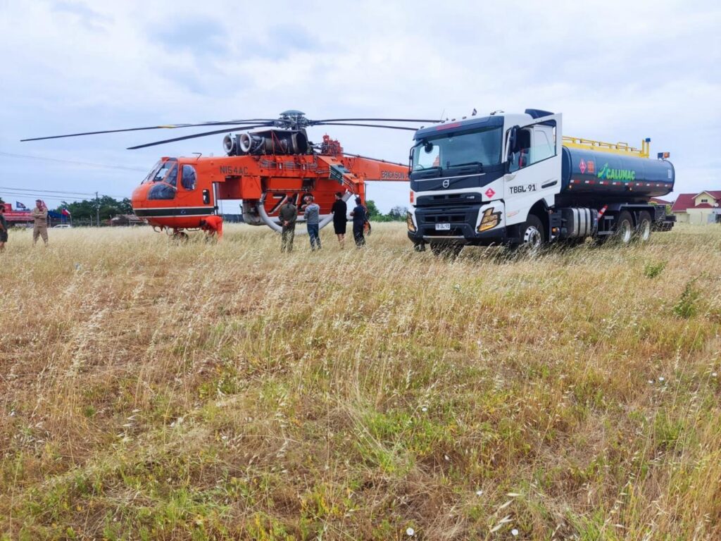 Camión abasteciendo Helicóptero