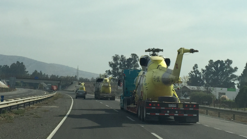 un camión de Calumac transportando un helicóptero